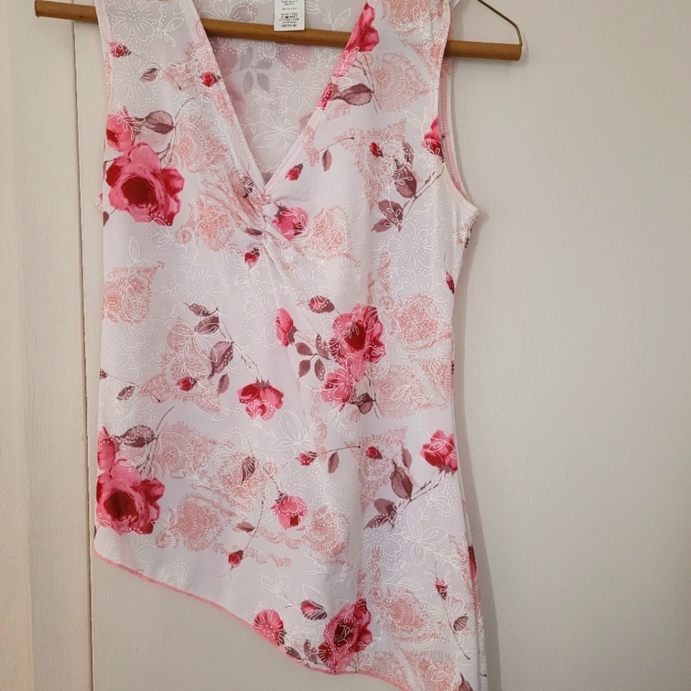 La Kohaki Sleeveless Medium Light Floral Top